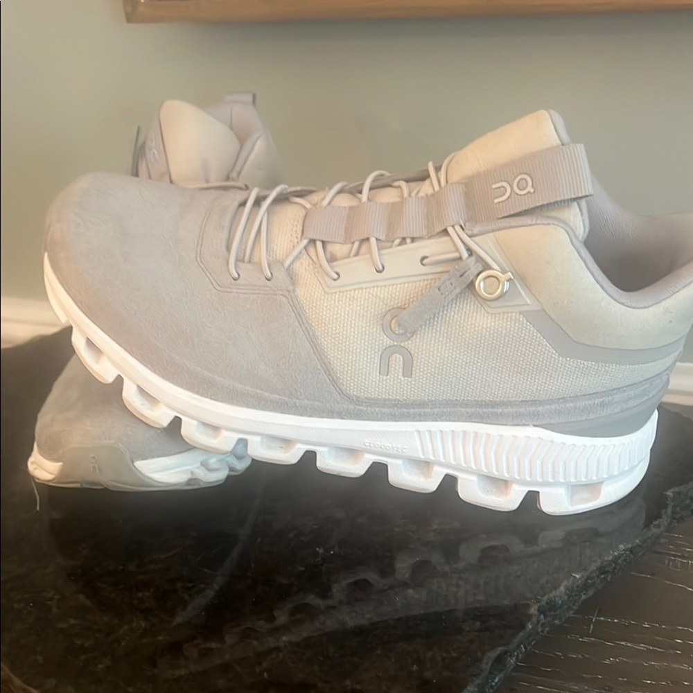 On Running Cloud Hi Gray and White Sneakers women’s size 8 excellent condition
